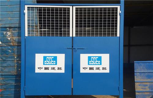 如何安全使用電梯防護門？